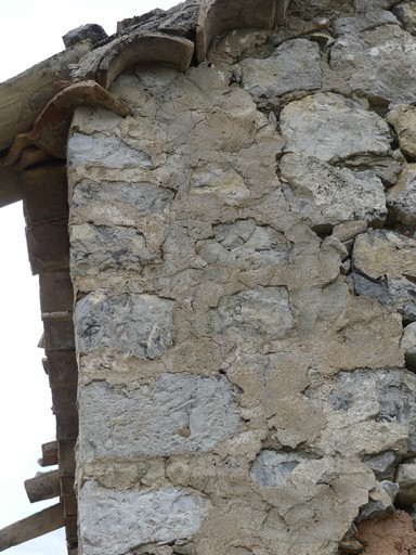 Chaîne d'angle en pierre Enduit à pierres vues. Bâtiment au quartier de Très Faves (Ribiers).