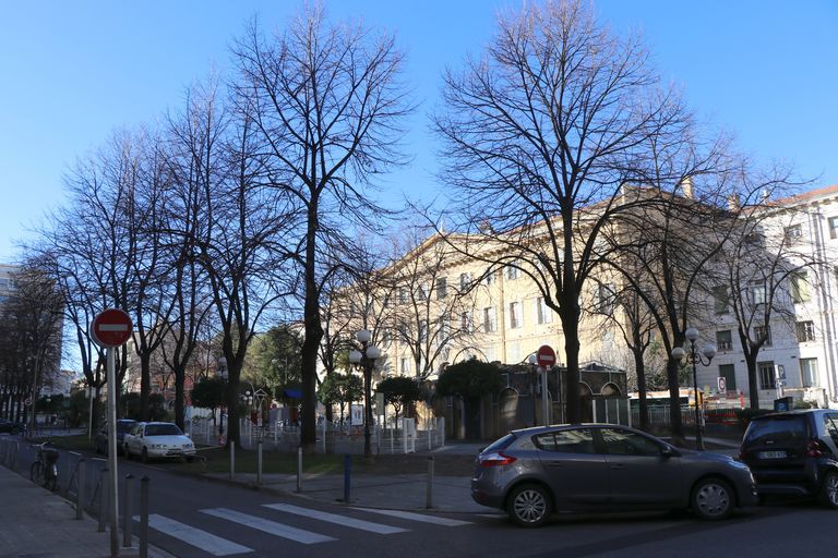 Place-parvis dite piazza dell'ospedale, puis place Defly, actuelle place du Général Marshall