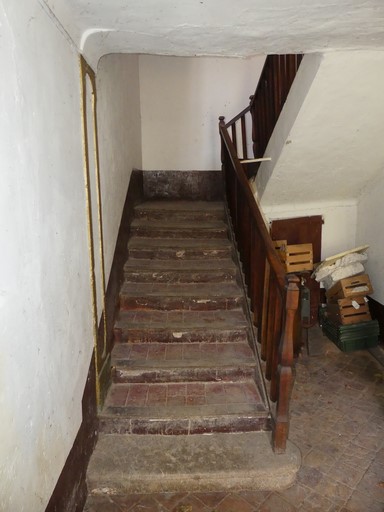 Vestibule et escalier intérieur à retours. Ferme de Très Faves (Ribiers).