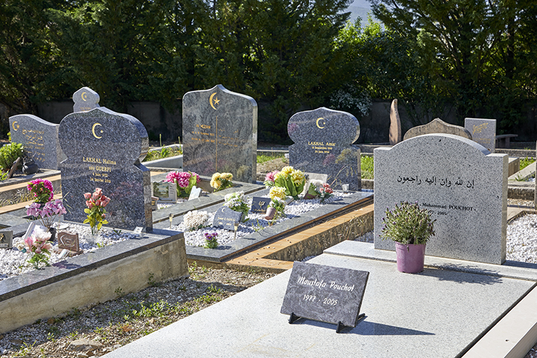 Vue du carré musulman de la partie récente du cimetière.