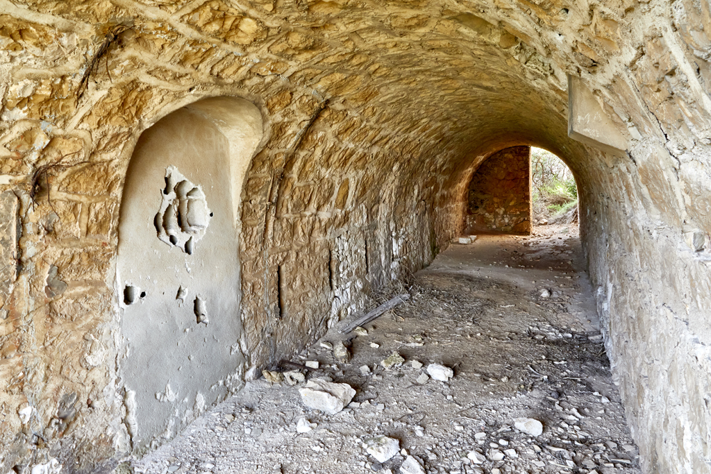 Intérieur du tunnel de la traverse-abri (j), à gauche, porte murée et créneaux de l'abri casematé