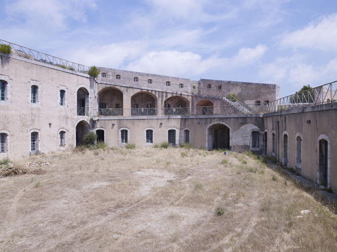 Cour intérieure du fort, vers l'Est, plates-formes et coursive du front de tête.