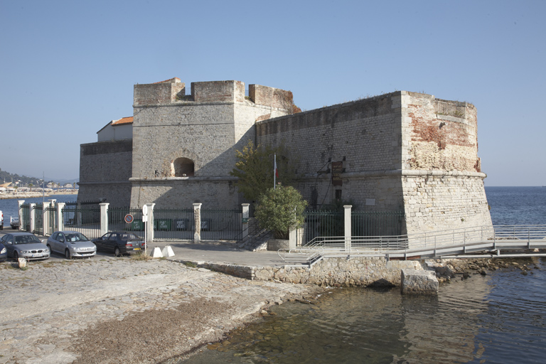 Ensemble du fort, tour et aile droite du parados avec la porte.