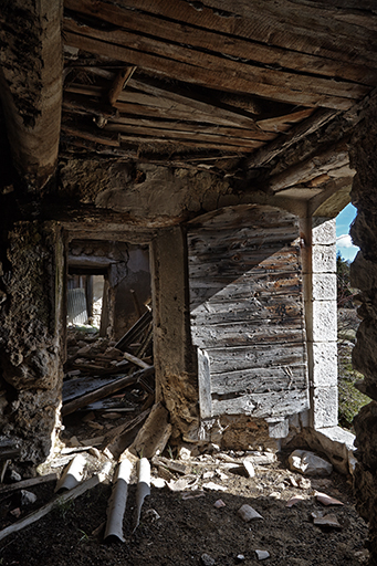 Ferme du Grand Rayaup (Castellane). Vue en enfilade des portes de communication entre les étables à l'étage de soubassement..