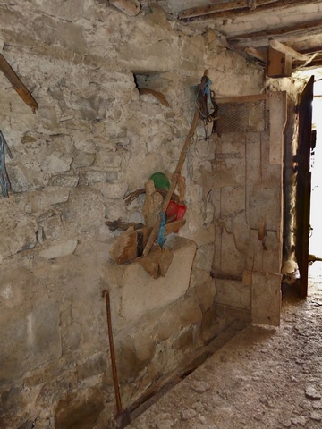 Bâtiment de la grange-étable. Etage de soubassement, étable ouest. Couloir, mur est.