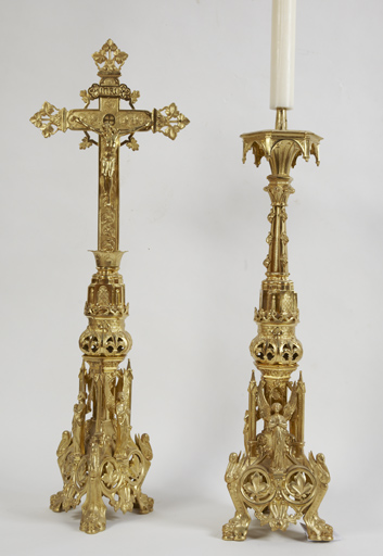 Garniture d'autel de style néo-roman composée d'une croix d'autel et de six chandeliers d'autel à broche