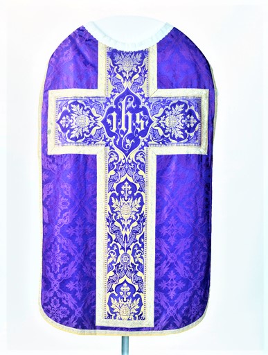 ensemble de vêtements liturgiques : chasuble et étole (ornement violet)