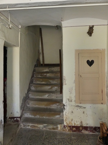 Etage de soubassement, vestibule. Départ de l'escalier.
