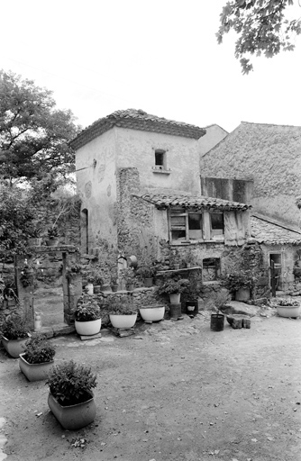 Pigeonnier (2). Façade antérieure sur cour.