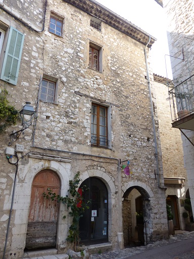 Maison (2022 AY 162). Maçonnerie en moellons calcaires avec les chaînes d'angle en pierre de taille calcaire.