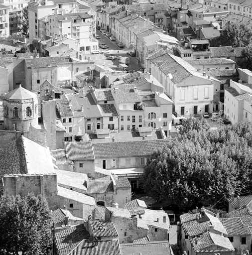 Ilot 60 et hôtel de ville, vue d'ensemble prise de la colline Saint-Jacques.