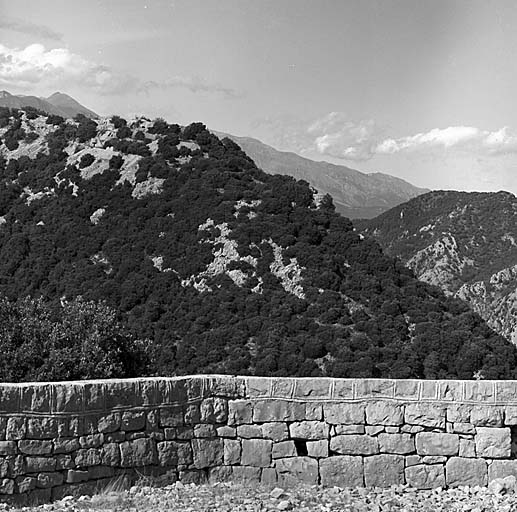 Vue générale du site prise depuis poste de Siricoca par dessus le col de Verroux.