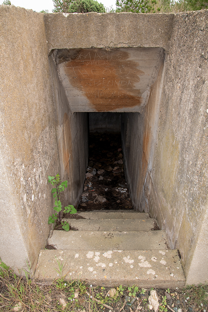 cuve n° 2 pour canon Krupp de 17 cm,  couloir-escalier d'un des 2 abris enterrés de part et d'autre du passage d'entrée