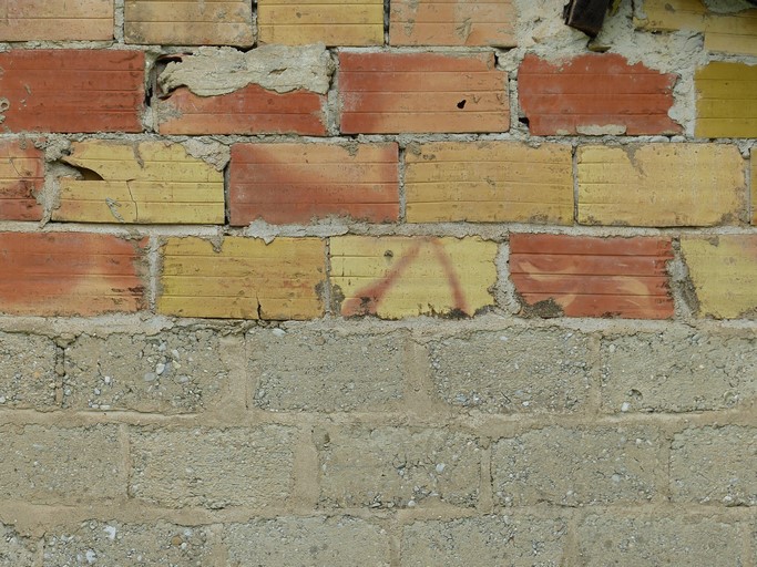 Maçonnerie en bloc de béton plein et brique creuse. Bâtiment au quartier du Moulin (Châteauneuf-de-Chabre).