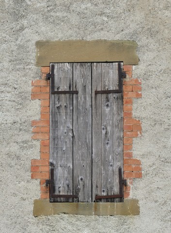 Encadrement de fenêtre (pierre de taille et brique), ferme au quartier du Buisson.