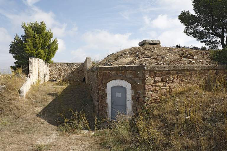 Aile gauche de la batterie, traverse-abri losangique de 1978 et garage post 1953.