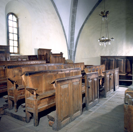 sièges de confrérie (bancs-coffres de confrérie) dont un fauteuil dit siège de prieur