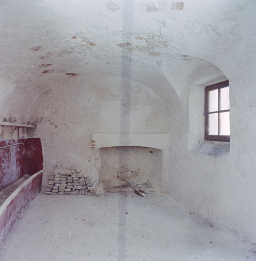 Bâtiment annulaire, travée en rez-de-cour, ancien logement.