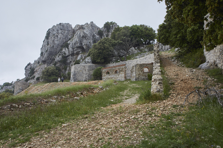 Front de gorge de l'ouvrage, terrasse extérieure, saillant passif, magasin à munitions ruiné et rampe montant au "réduit".