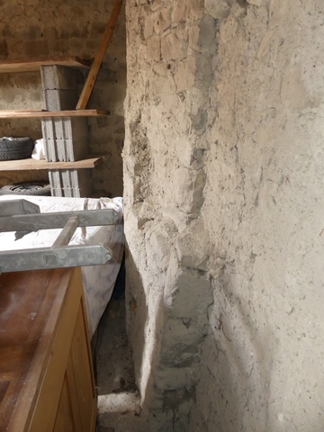 Etage, fenil. Mur sud, vestiges de la tour ronde.