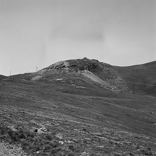 Ouvrage E. Ensemble de l'ouvrage vu de l'avant (nord-est). A mi pente du versant gauche bloc 3 (observatoire cuirasse). En dessous du rocher sommital, dans une tâche d'ombre, façade du bloc 2 dominant la coulée des déblais provenant du creusement des galeries.