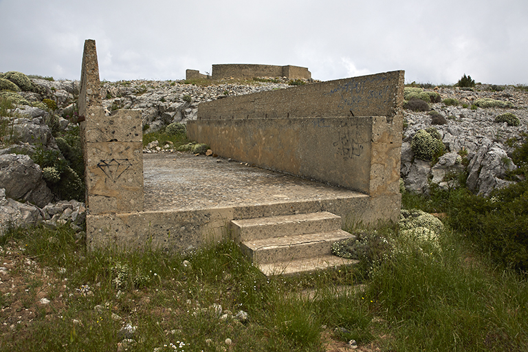 Détail d'un abri de personnel en béton de la batterie de DCA de 1955.