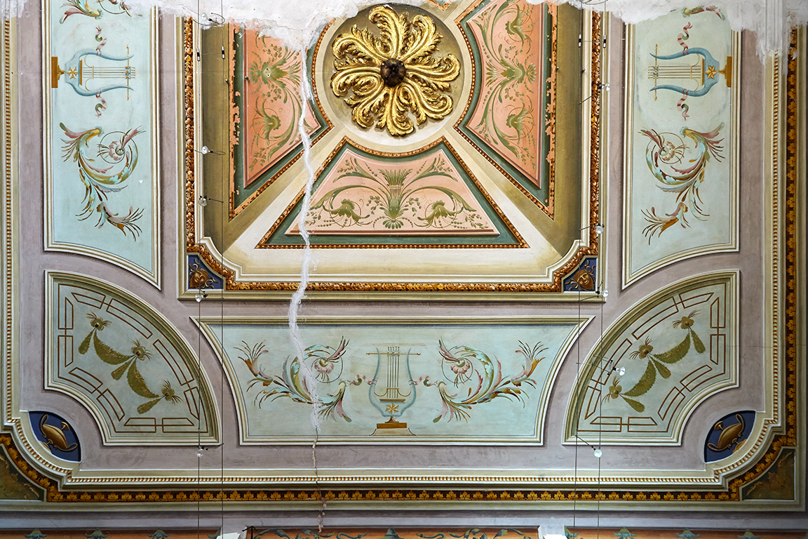 Rez-de-chaussée. Salon de musique. Plafond peint.