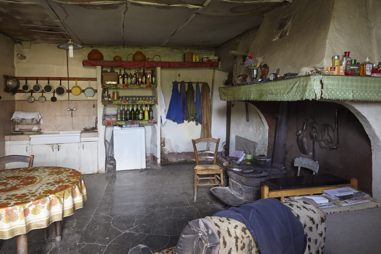 Ferme dite de la Coulette (Senez). Salle commune avec cuisine (état en 2017).