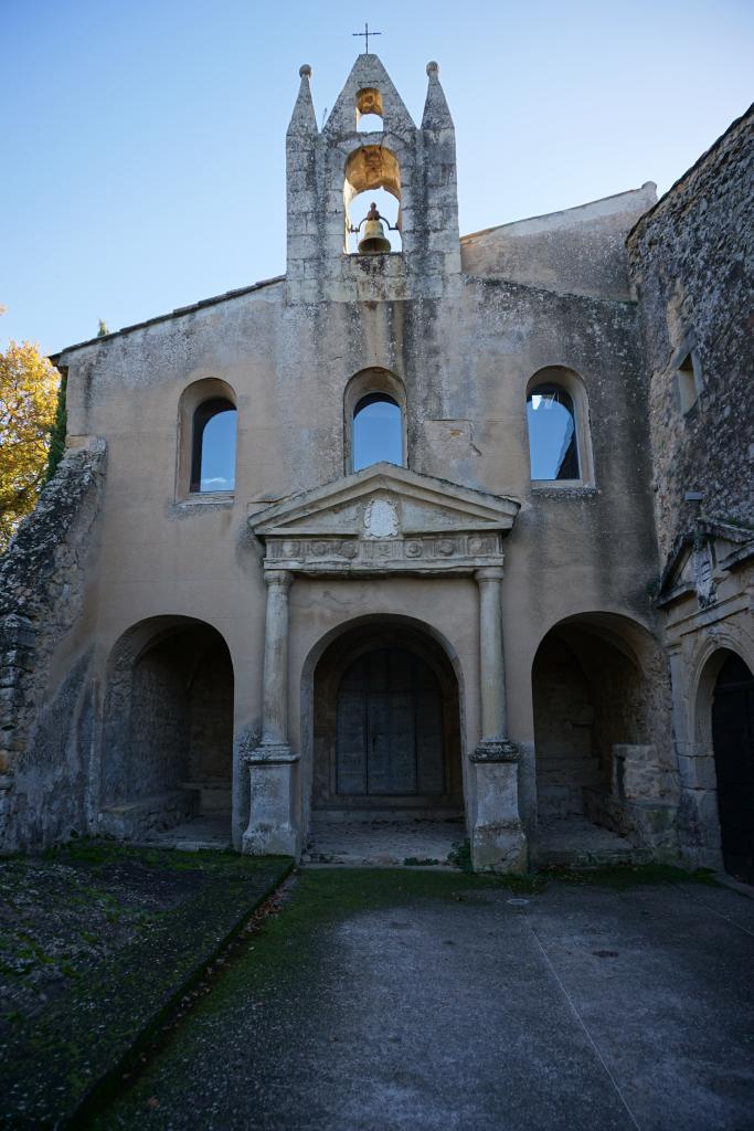 Vue extérieure de la façade principale depuis l'ouest.