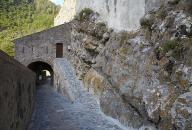 Rampe d'accès de la porte ouest dite de Guillaumes : on voit que les remparts et les murs des maisons sont construits sur le rocher.