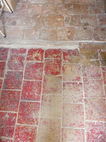 Rez-de-chaussée surélevé, pièce sud. Sols en carreaux de terre cuite.