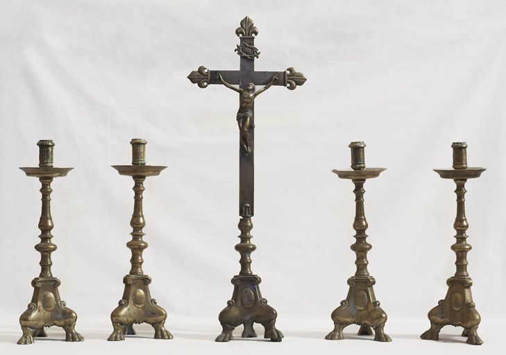 Garniture d'autel composée d'une croix d'autel et de 4 chandeliers d'autel