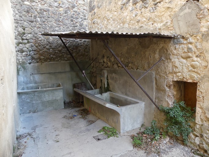 Lavoir au quartier du Château (détruit en 2018).