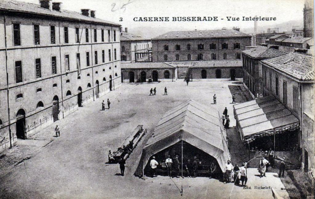 Caserne Busserade. Vue intérieure. [Vue de la cour et des bâtiments de la caserne Busserade, prise de l'Ouest]. c. 1900.
