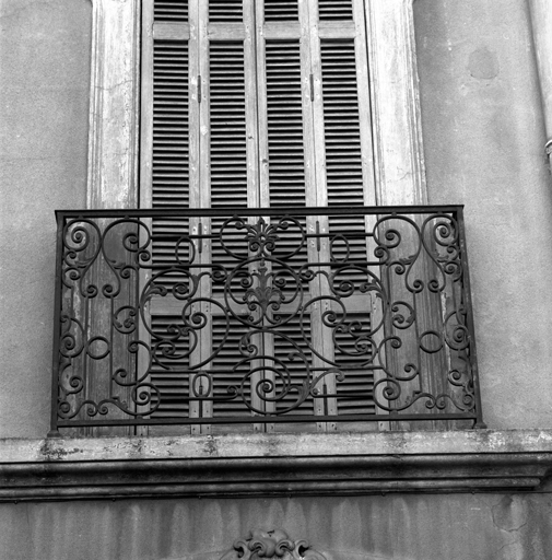 4, rue Célestin Gayol (maison parcelle 392). Façade antérieure, premier étage : ferronneries.