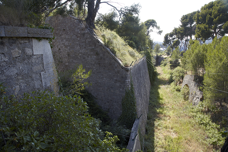 Fossé et face droite (revêtement bas et rempart) de l'ouvrage de tête (5) dit ""As de pique"".