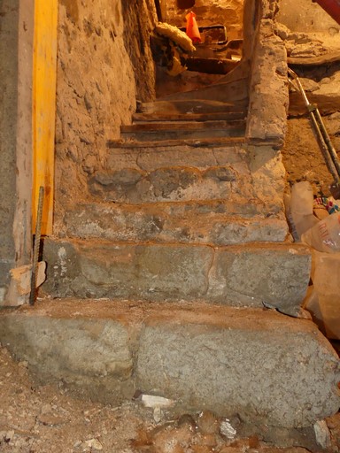 Escalier menant à un cellier en sous-sol. Maison située rue du Château au bourg de Ribiers (parcelle 1998 E2 1624).