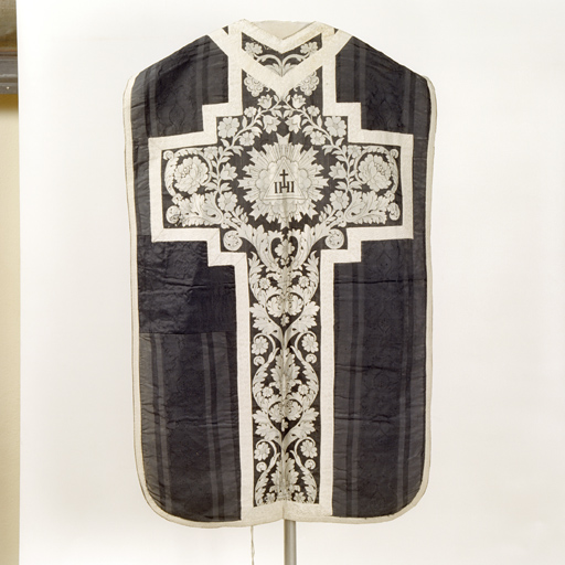 ensemble de vêtements liturgiques : chasuble, étole, manipule, bourse de corporal (ornement noir)