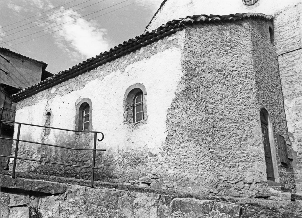 Vue de la chapelle des Pénitents (aujourd'hui démolie), accolée au mur ouest de l'église, depuis le sud-ouest, vers 1970.