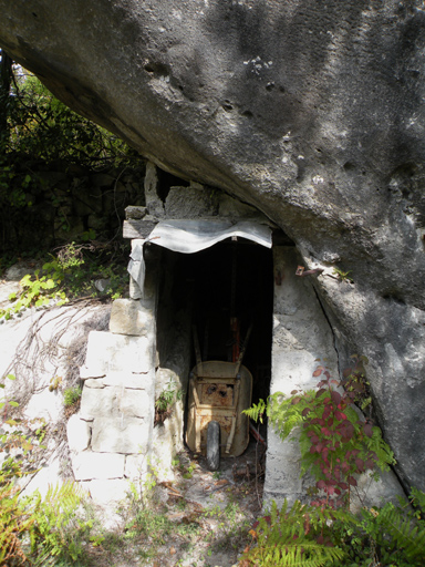 Près d'Annot, section B3. Abri troglodytique aménagé sous un bloc rocheux ; entrée en maçonnerie.