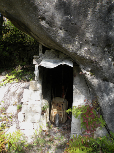 Près d'Annot, section B3. Abri troglodytique aménagé sous un bloc rocheux ; entrée en maçonnerie.