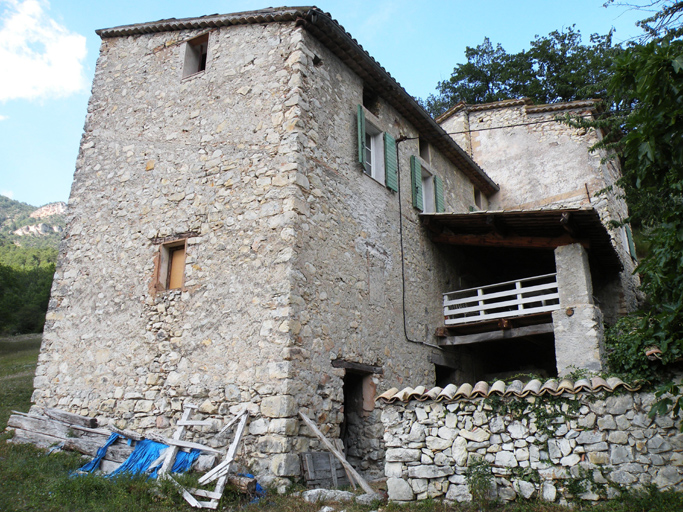 Vue d'ensemble prise du sud-ouest. Bâtiment 1 et séchoir.