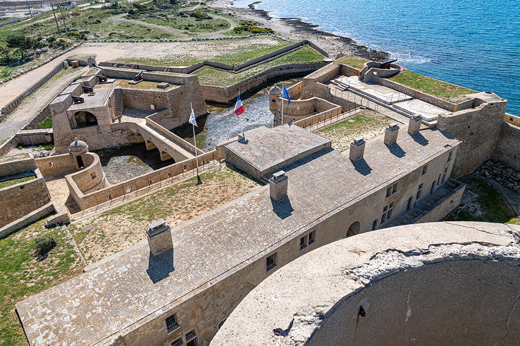Vue plongeante du corps de caserne, du corps de garde, du rempart du front d'entrée, et du cavalier du demi-bastion de droite, en avant-plan des dehors (demi-lune, chemin couvert)