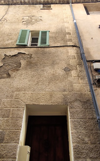 Maison (1833 B 217, 2025 B 287). Décors de faux encadrement et fausse chaîne d'angle harpée.  