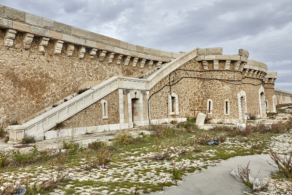 Mur de la grande digue et grand escalier  entre les deux groupes de deux batteries 