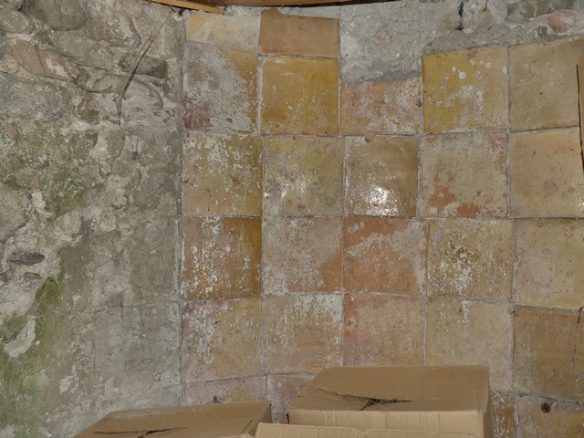 Bâtiment du logis. Adjonction du cuvage, parement intérieur de la cuve en carreaux de terre cuite glaçurés.