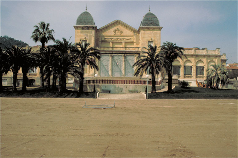 Façade sud. Vue d'ensemble.