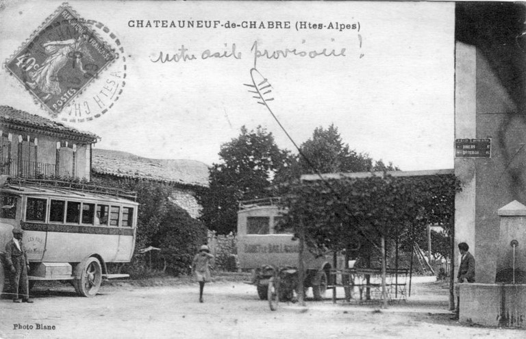 Chateauneuf-de-Chabre (Htes-Alpes) [Le carrefour du Plan]. Vers 1930.