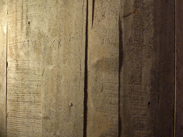 Marques de numérotation des planches pour l'assemblage de la cuve : « XXIV » «  XXV ».