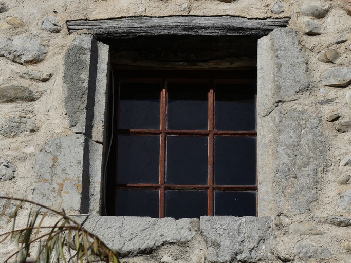 Pignon sud, quatrième niveau. Petite fenêtre avec remploi d'encadrement à doucine.